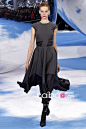 【图】云端的奔放浪漫与克制优雅！迪奥 (Dior) 2013秋冬女装秀大图+视频，海报时尚网带你亲临2013秋冬巴黎时装周_第9页_Dior_海报时尚网