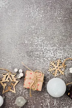 圣诞作文与礼物，木制配件和装饰在灰色的背景。