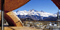 瑞士圣莫里茨 由英国建筑师诺曼福斯特（Norman Foster）勋爵设计的“未来之屋（Chesa Futura）”位于恩嘎丁山谷中，俯瞰着圣莫里茨湖。建筑前沿技术和传统技术的结晶，在规划过程中，使用了先进的三维CAD技术；而在建造过程中，一方面采用创新的多层木质或铜制板结构，另一方面则采用传统的建筑方法处理木质外饰。
目前未来之屋有3层公寓可供使用，其地下2层则用来停车和储存物品。而为了和公寓楼的位置及气候特点相适应，未来之屋被设计为球形，这样南面的窗户和阳台就可以完全被阳光照射，风景也相当漂亮；而北面