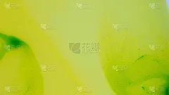 运动色彩在水中滴，墨在旋转，五彩墨在抽象化