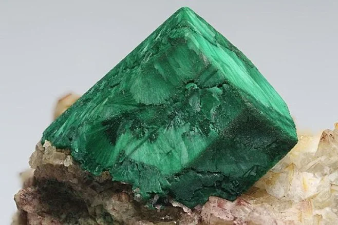 孔雀石的英文名称为Malachite，来源于希腊语Mallache，意思是“绿色”。孔雀石由于颜色酷似孔雀羽毛上斑点的绿色而获得如此美丽的名字 ...