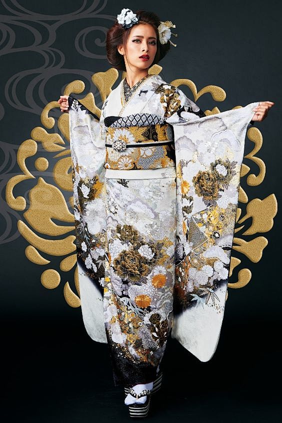 花魁風振袖白 シルバー 銀色 Mode 成人式振袖は 派手で目立つモード系振袖