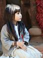 5岁的小萝莉刘楚恬在微博晒出自己的一套汉服写真，激萌的表情萌翻网友。有网友甚至调侃：“韩寒，这是我最后一次叫你岳父了。