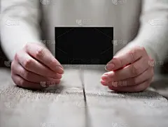 手里拿着空白的名片