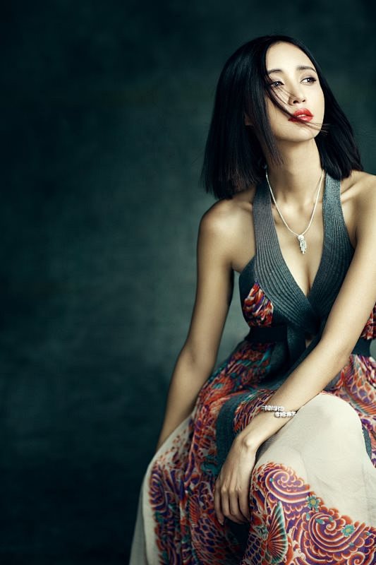 张歆艺登杂志封面 大秀美背展露女性之美