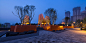 Fengming Mountain Park / Martha Schwartz Partners - 谷德设计网绵延的山峰、四川盆地的山谷、水稻梯田、蜿蜒的长江和重庆灰白薄雾弥漫的神秘天际在公园周围形成了巨幅的自然背景，建立了强烈的视觉联系。
设计师从这些元素中汲取灵感设计了亭阁、“Z”形小道、公园地形，及与天空色对比的鲜艳色调。