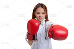 年轻的亚洲女医生拳与拳击手套。