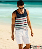 随着2013夏季海滩度假系列单品的发布，瑞典品牌H&M再一次邀请俄罗斯名模ArthurKulkov代言2013夏季海滨系列，完美地演绎了为将要来临的夏季特别设计的休闲系列。阳光下的海边，ArthurKulkov身着条纹T恤，平常的休闲短裤，或是合身的衬衫漫步在金色松软的沙滩上，听见浪花拍打在海滩上的微语，享受着夏天海边的轻松与平静。本文源自（品牌商机网：http://www.pinpai37.com/man/nanzhuang/）