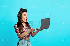 在线赢，优惠，大买卖。震惊的海报女郎拿着笔记本电脑，喊着天哪，为打折或胜利而高兴