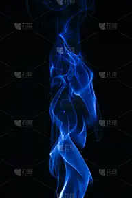 黑色背景上的蓝色烟雾