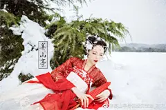 #上新.转发抽奖# 祝大家狗年旺旺旺 小编携平价新品（今晚八点）向大家拜（qiang）年（qian）啦！！福利送不停！！关注我和@莲生初六 艾特3位好丽友
转发3000抽一个直接送新品三套 转发2333抽一个打钱888不用谢 再抽2个66喝喝茶 元宵节开奖 新品指路今日上新满400包全国！【雪魄】O【宴山亭】雪魄||齐胸/齐腰五件套 平价汉服系...  ​​​​...展开全文c