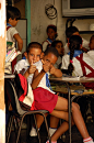 古巴的校服按年级分色，小学生红色，中学生黄色，高中生蓝色，其中低年级小学生系蓝领巾，高年级小学生系红领巾。
