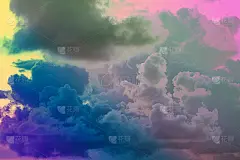 美丽，抽象，甜蜜，鲜艳，黄色和黑色，天空上蓬松的云。多色彩虹图像。幻想越来越轻