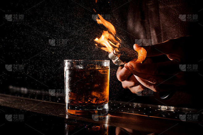 调酒师在鸡尾酒上制造火焰