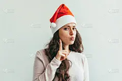美丽的女孩在红色的圣诞老人帽孤立在白色的背景
