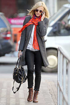 菲妮 科顿-花瓣网|陪你做生活的设计师 | earne cotton) 身穿薄荷绿