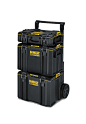 DEWALT TOUGHSYSTEM 2.0 STORAGE结合了三个不同尺寸，可堆叠，防尘和防水的工具箱，这些工具箱专为建筑工地的恶劣条件而设计，可以用手推车滚到工地上。这些箱子配有金属锁，可确保工具的安全存放，并配有带可拆卸分隔器的大型隔间。两个较大的盒子还具有可拆卸的内托盘。自动连接的侧闩锁允许单手操作，并防止箱子在运输过程中打滑。