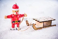 有趣的圣诞老人在冬季雪地雪橇上的场景