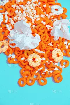 最小的玉米环和甜美的垃圾壁纸背景时尚的垂直设计。饮食、快餐、热量、不健康食品概念。