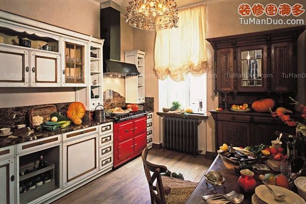 传统温馨的俄罗斯房子俄罗斯橱柜传统厨房住...