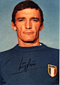 百大球星之11：里瓦（意大利队）里瓦代表意大利国家队上场42次，攻入35球。绰号“滚雷”的里瓦是撒丁岛球队卡利亚里永远的神话，凭借金左脚在卡利亚里的315场比赛中打入164粒进球，为纪念他的光辉表现卡利亚里在他退役后宣布11号球衣随之退役。