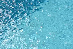 游泳池的蓝色背景上有水和空气的气泡。