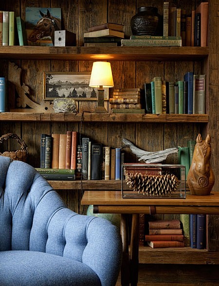 复古的木质书柜前面是一个蓝色的... 来...