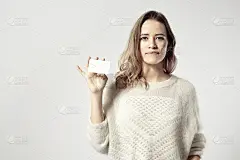 欧洲年轻商人的肖像微笑着拿着信用卡