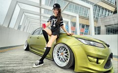 俏皮可爱长腿车模性感运动风写真桌面壁纸(二)