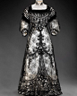 #欧洲历史服饰# 一件黑白薄纱拼接的晚装，1... 来自JoannaBlue - 微博