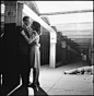 1946年，18岁的库布里克《LOOK》杂志拍摄的“纽约地铁”。当时，库布里克是该杂志最年轻的签约摄影师。| “我觉得，从艺术的角度去捕捉那些最自然的动作，而不是小心翼翼地摆拍照片，是最有效且最具有表达意义的摄影方式。”—— 斯坦利·库布里克（Stanley Kubrick）说出这句话时，还不到19岁。