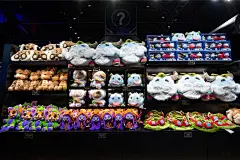 中国首个致力于《英雄联盟》游戏线下文化体验的主题快闪店在深圳登陆，该快闪店设置了游戏原创、电竞文化、玩家创意以及AR、VR互动体验等几个展区，以英雄联盟为主题，通过模型、文字和视频资料向玩家展示游戏的设计理念、发展历程和电竞文化等主题元素，更有周边售卖商店，玩家们可以在这里近距离感受《英雄联盟》的雕塑、手办、毛绒玩具、男女服饰、海报、画册以及桌游等众多周边，并购买自己喜欢的英雄联盟游戏周边