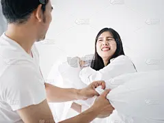 幸福的亚洲情侣在爱情中战斗，动作模糊。