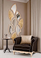 Espelho decorativo em formato diferenciado disposto como folhas em sala de estar. Cantinho de leitura, parede decorada com espelhos, espelho diferente