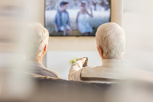 老年伴侣,观看,电视秀,老年人,看电视图...