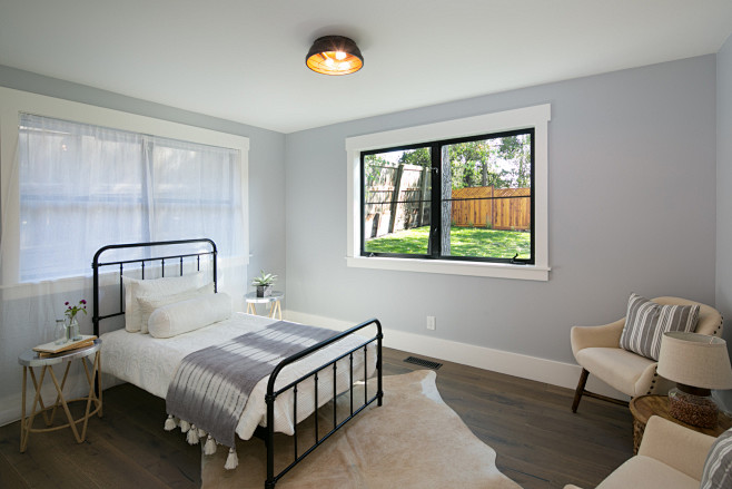 Bedroom - mid-sized ...