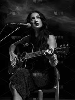 女人,吉他手,垂直画幅,美,麦克风,进行中,美人,白人,烟,白色