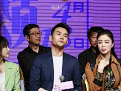 啊哈哈哈哈哈这组图太搞笑了我必须自己发[bm大笑][bm大笑][bm大笑]旁边@蒋欣 都活成表情包了 这位@王凯kkw 同学竟然毫不动摇[doge]靖王上身了么……话说靖王的特技是不动如山么。最后……朕累了。蒋欣：我就看着你装