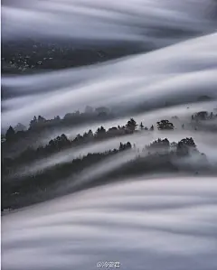 意大利摄影师 Lorenzo Montezemolo最近登上位于加州的Tamalpais 山，捕捉下了被云雾笼罩的马林郡（图1）。他非常擅于拍摄云海缭绕的景色，这是一些他以往拍摄的照片，我已经收了做壁纸了...