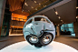 印度尼西亚雕塑家Ichwan Noor将老旧大众汽车弯曲成一个个完美的球形或立方体 - 美陈前沿网