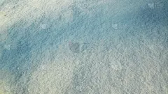 雪的质地。雪随着草的过渡。