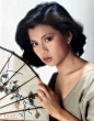 翁美玲，香港著名女演员，1959年5月7日出生。1983年，翁美玲主演由金庸武侠小说原著改编而成的古装电视连续剧《射雕英雄传》，轰动华人世界。剧中她扮演冰雪聪明却又刁蛮任性的小魔女黄蓉，成为银幕上永恒的经典，火速成为众多影迷心中的偶像。