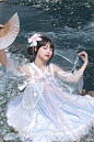 #lolita#
又是努力成为种草姬的一天！冲冲冲！
电阻传送：@LorielorieLolita洋装
裙名：明月珠·鳞彩
摄影：@彤彤家的阿姨呐 ​​​​