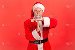 求你了，我需要休息!老人穿着圣诞老人的服装，露出超时手势，停止或限制手势，警告截止日期。