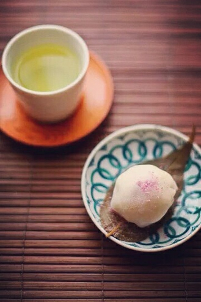 日式点心，抹茶和樱花糯米团子。