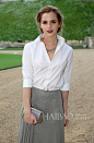 当地时间5月13日，艾玛·沃特森 (Emma Watson) 穿拉夫·劳伦 (Ralph Lauren) 2014秋冬系列白衬衫