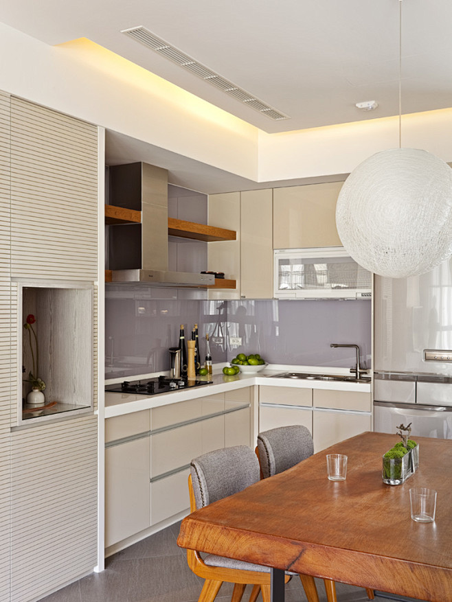 厨房的设计采用整体统一的设计，整体的感觉...