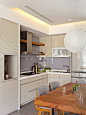 厨房的设计采用整体统一的设计，整体的感觉干净、素雅。