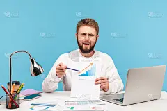 兴奋而紧张的男职员展示着纸上的图表，指着上涨的箭头，担心价格会急剧上涨
