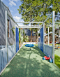 切尔西街游乐场 Chelsea Street Playground / Jane Irwin Landscape Architecture :   Jane Irwin：切尔西街游乐场是悉尼雷德芬密集城市社区的公共后院。1045平方米，大约相当于许多市郊后院的大小，容纳着同样的功能，同时也适用于许多家庭。这是一个公共游戏区，烧烤，蔬菜种植，宠物草坪，和朋友聚会的地方。 Jane Irwin：Che...